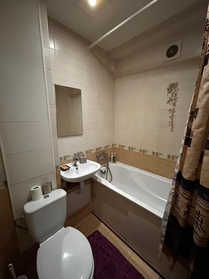 Apartment Near Train Station And Close To City Center Kyiv Exterior photo